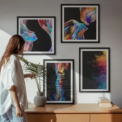 Composizione di 4 quadri con stampe di astrazioni, volti e forme colorate