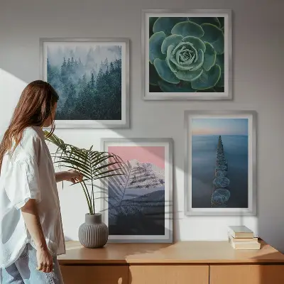 Galleria a parete con stampa di montagne e cielo rosa su tonalità acquerello
