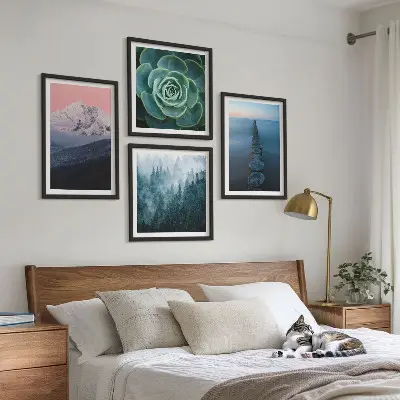 Galleria a parete con stampa di montagne e cielo rosa su tonalità acquerello