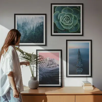Galleria a parete con stampa di montagne e cielo rosa su tonalità acquerello