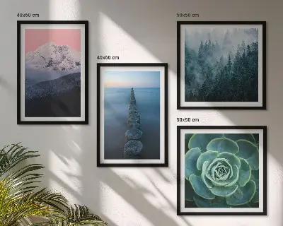 Galleria a parete con stampa di montagne e cielo rosa su tonalità acquerello