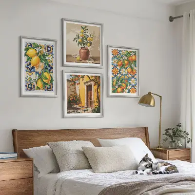 Polittico con cornice con motivi floreali color arancio limone