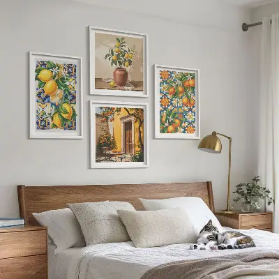 Polittico con cornice con motivi floreali color arancio limone