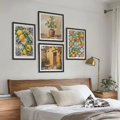 Polittico con cornice con motivi floreali color arancio limone