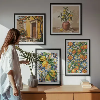Polittico con cornice con motivi floreali color arancio limone