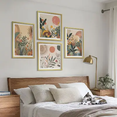 Galleria a parete con motivi vegetali a colori