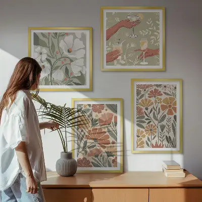 Galleria a parete con motivi floreali arancione e verde