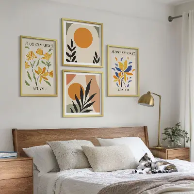 Galleria a parete con poster floreali di Parigi e Milano