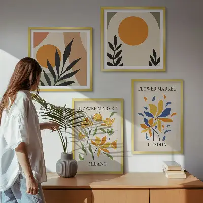 Galleria a parete con poster floreali di Parigi e Milano