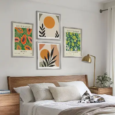Galleria a parete con motivi boho con papaya