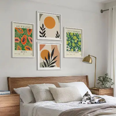 Galleria a parete con motivi boho con papaya