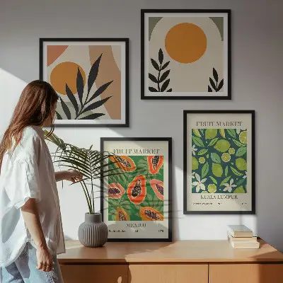 Galleria a parete con motivi boho con papaya
