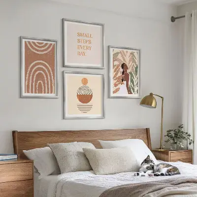 Galleria a parete con eleganti motivi e geometrie vegetali