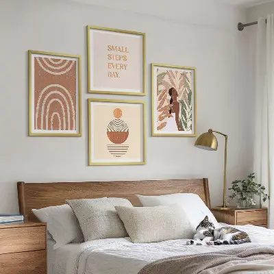 Galleria a parete con eleganti motivi e geometrie vegetali