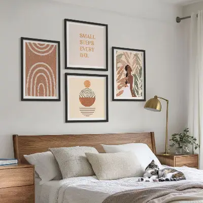 Galleria a parete con eleganti motivi e geometrie vegetali