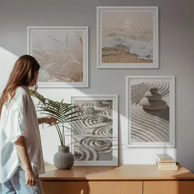 Galleria a parete con sabbia, acqua, pietre e onde sulla spiaggia