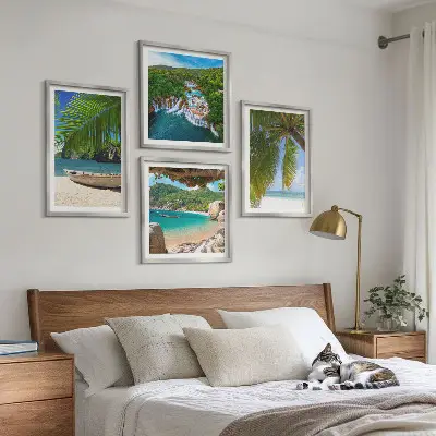 Polittico con cornice con raffigurazione di spiaggia, barca, cascate e palme