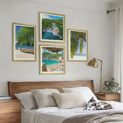 Polittico con cornice con raffigurazione di spiaggia, barca, cascate e palme