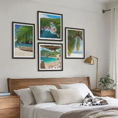 Polittico con cornice con raffigurazione di spiaggia, barca, cascate e palme