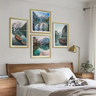 Galleria a parete con lago, montagne, barche e cottage