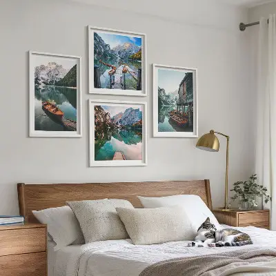 Galleria a parete con lago, montagne, barche e cottage