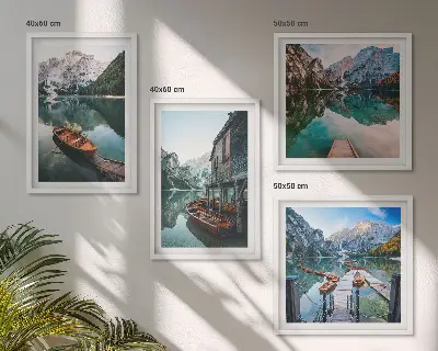 Galleria a parete con lago, montagne, barche e cottage