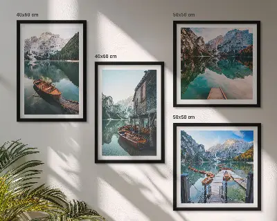 Galleria a parete con lago, montagne, barche e cottage