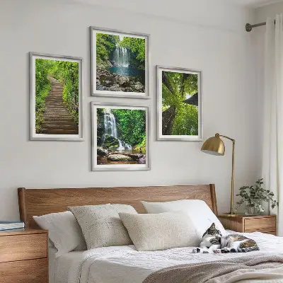 Galleria a parete con sentiero forestale, cascata e vegetazione