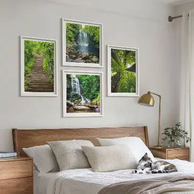 Galleria a parete con sentiero forestale, cascata e vegetazione