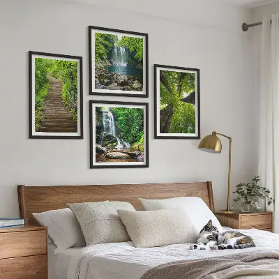 Galleria a parete con sentiero forestale, cascata e vegetazione