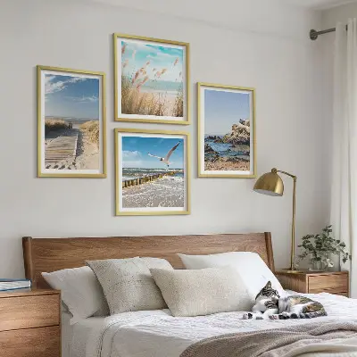 Polittico con cornice con stampa di spiaggia con sentiero in legno e scogliere