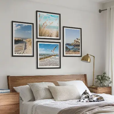 Polittico con cornice con stampa di spiaggia con sentiero in legno e scogliere