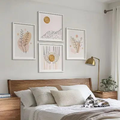Galleria a parete con disegni minimalisti di piante