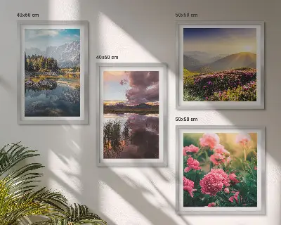Polittico con cornice fiori di prato in un giardino di montagna con acqua