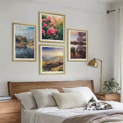 Polittico con cornice fiori di prato in un giardino di montagna con acqua