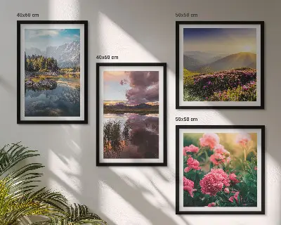 Polittico con cornice fiori di prato in un giardino di montagna con acqua