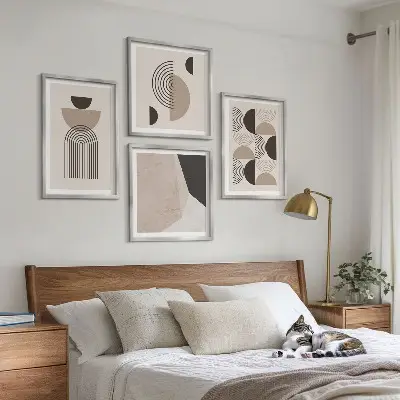 Galleria a parete con motivi geometrici astratti