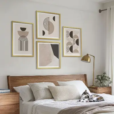 Galleria a parete con motivi geometrici astratti