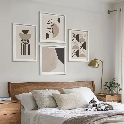 Galleria a parete con motivi geometrici astratti