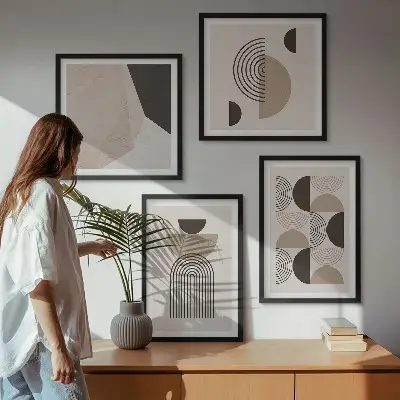 Galleria a parete con motivi geometrici astratti