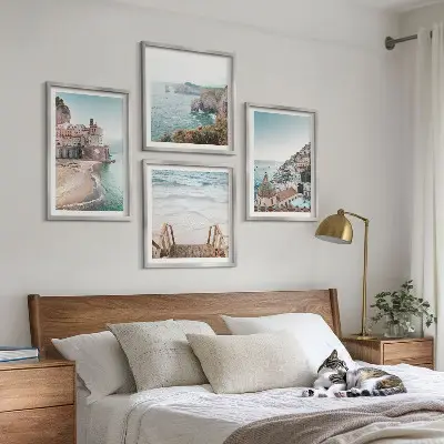 Galleria a parete con panorami estivi di spiagge dai colori pastello