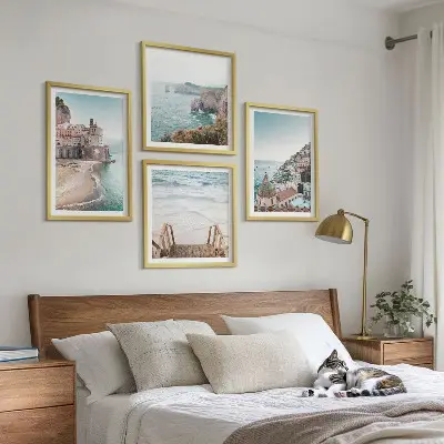 Galleria a parete con panorami estivi di spiagge dai colori pastello