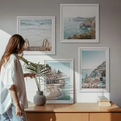 Galleria a parete con panorami estivi di spiagge dai colori pastello