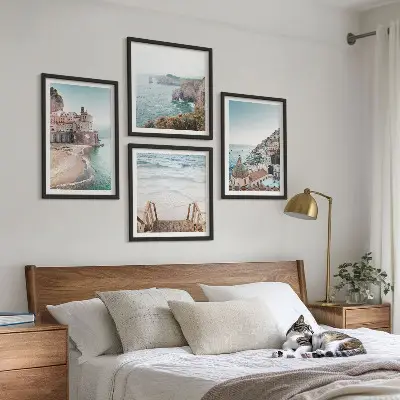 Galleria a parete con panorami estivi di spiagge dai colori pastello