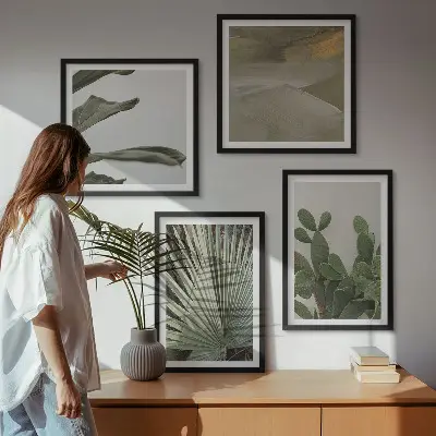 Composizione di 4 quadri con foglie di piante tropicali color pastello
