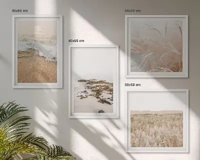 Galleria a parete onde sulla spiaggia con pietre in estate