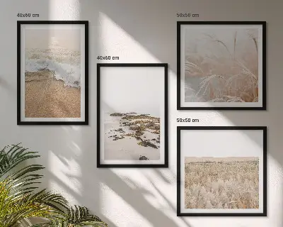 Galleria a parete onde sulla spiaggia con pietre in estate