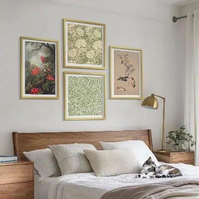 Polittico con cornice raffigurante fiori e uccelli in un ambiente naturale