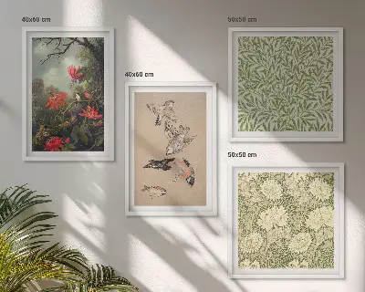 Polittico con cornice raffigurante fiori e uccelli in un ambiente naturale