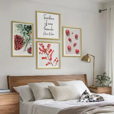 Composizione di 4 quadri con frutti rossi in stile minimalista
